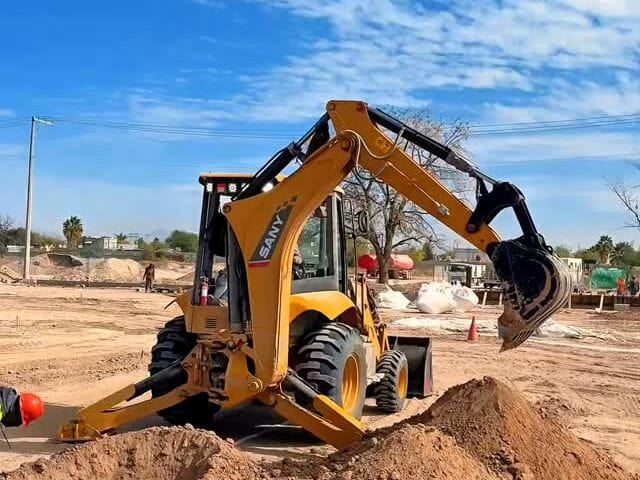 Retroexcavadora SANY BHL95 4x2 trabajando en Torreón